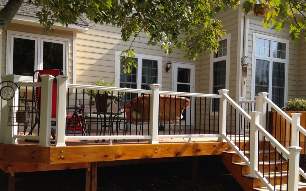 Inspiration for a mid-sized transitional backyard deck remodel in Raleigh