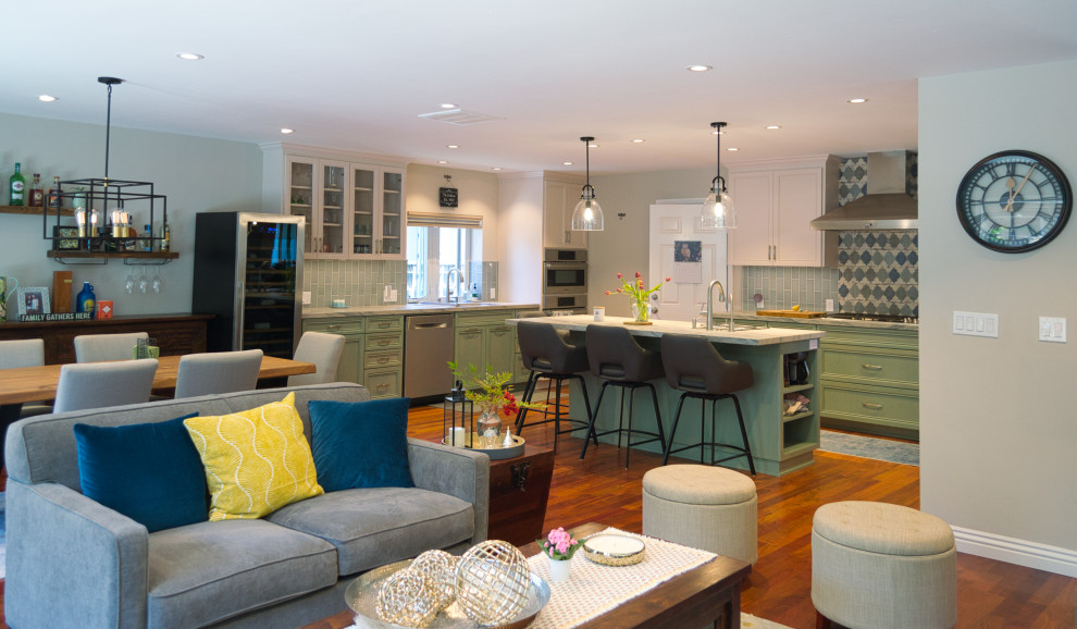 Exempel på ett stort eklektiskt flerfärgad flerfärgat kök, med en undermonterad diskho, luckor med infälld panel, gröna skåp, granitbänkskiva, grönt stänkskydd, stänkskydd i keramik, rostfria vitvaror, mörkt trägolv, en köksö och brunt golv