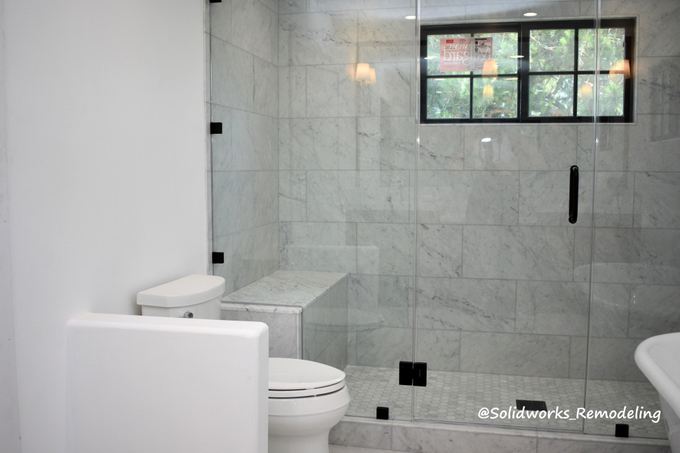 Идея дизайна: большая главная ванная комната в стиле ретро с отдельно стоящей ванной, открытым душем, унитазом-моноблоком, белыми стенами, мраморным полом, накладной раковиной, мраморной столешницей, сиденьем для душа, тумбой под две раковины и напольной тумбой