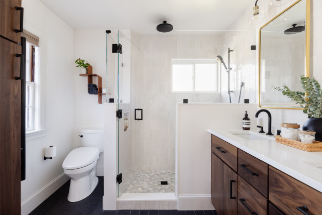 Bathroom of the Week: Smart Layout Boosts Storage and Style (10 photos)