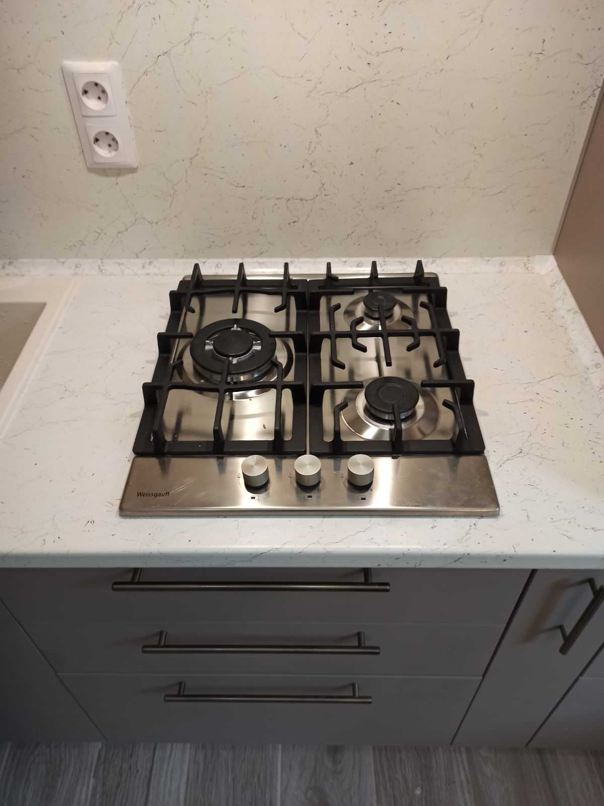 Небольшая кухня в бежевых тонах с комодом