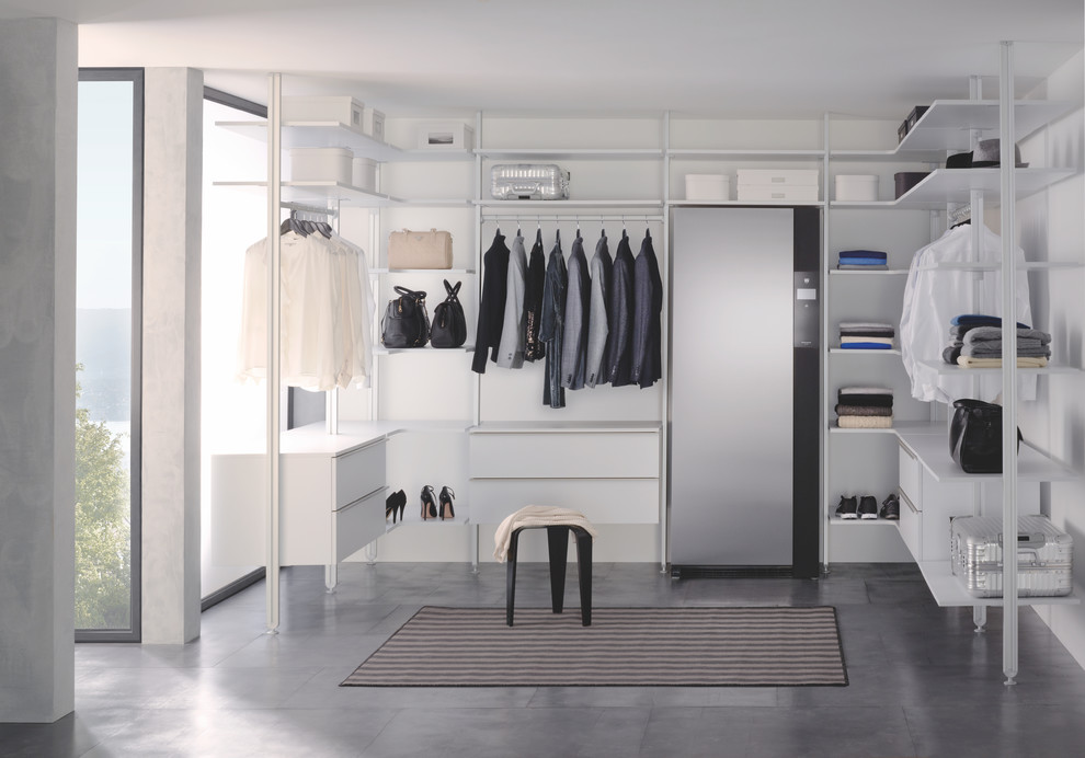 Design ideas for a contemporary storage and wardrobe in Paris.