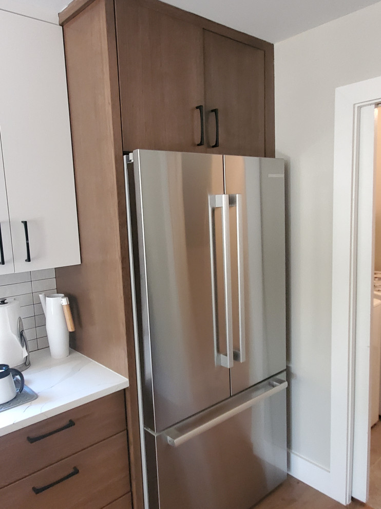 Transitional home design photo in Austin
