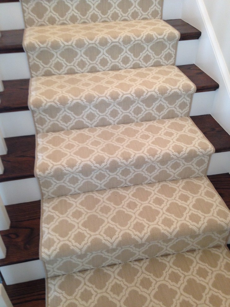 Imagen de escalera en U tradicional de tamaño medio con escalones de madera y contrahuellas de madera pintada