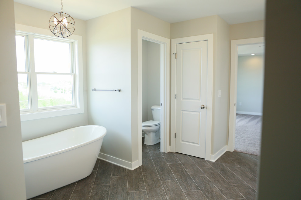 Home design - mid-sized transitional master porcelain tile porcelain tile home design idea in Chicago with shaker cabinets, white cabinets, a two-piece toilet, gray walls, a drop-in sink and quartz countertops