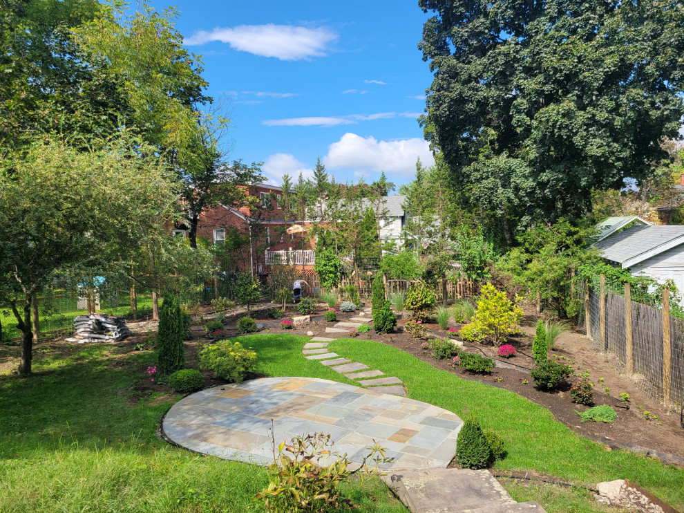 На фото: регулярный сад среднего размера на заднем дворе в стиле рустика с высокими грядками, полуденной тенью и покрытием из каменной брусчатки