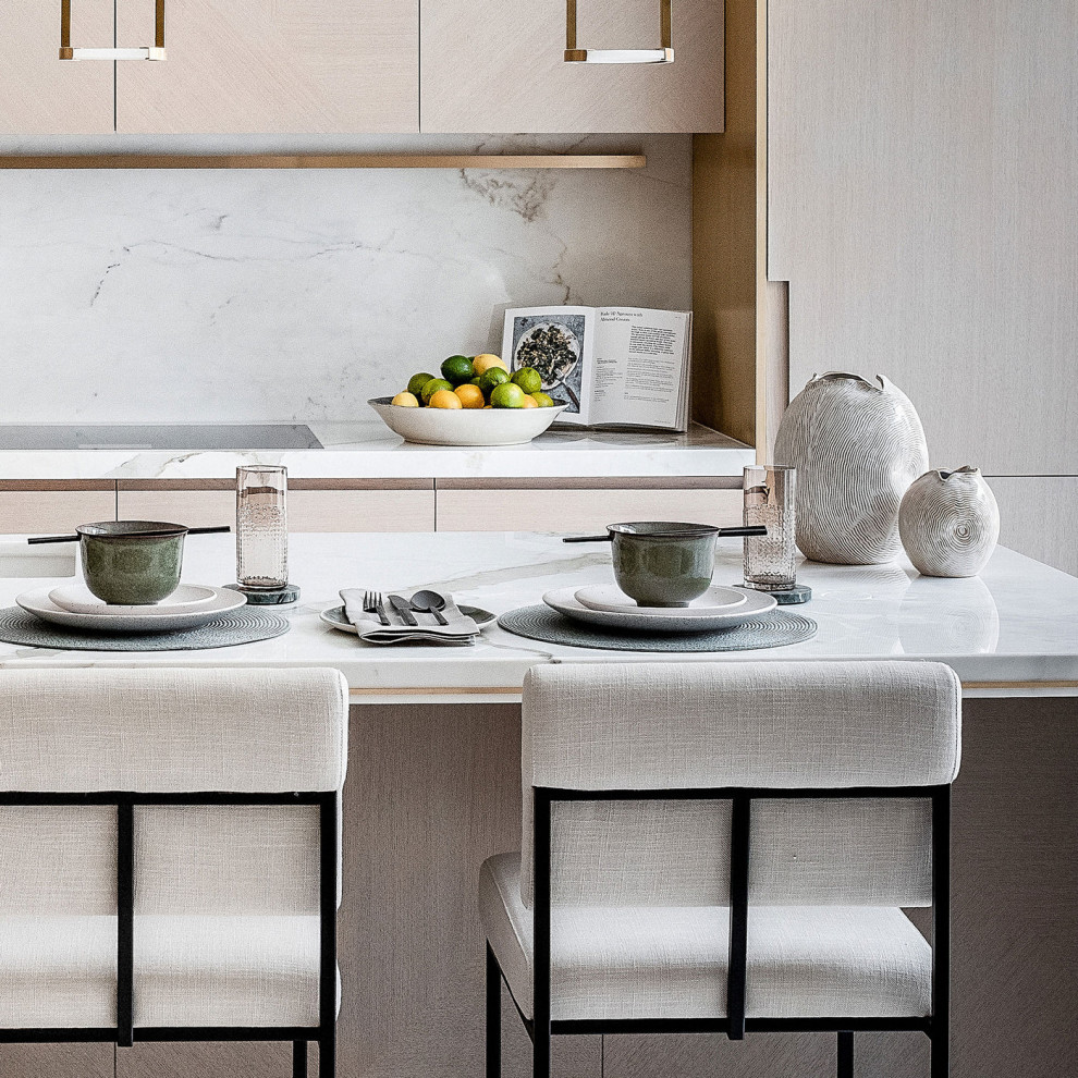 Imagen de cocina contemporánea con electrodomésticos blancos, una isla y encimeras blancas