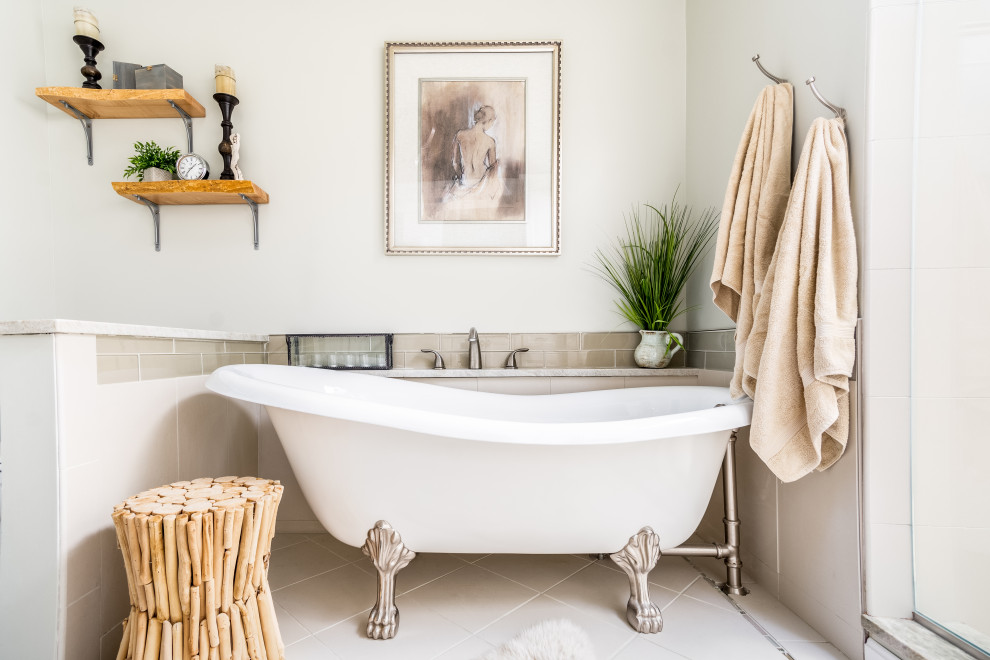Inredning av ett klassiskt stort grön grönt en-suite badrum, med skåp i shakerstil, vita skåp, ett badkar med tassar, en dusch i en alkov, en toalettstol med separat cisternkåpa, grön kakel, keramikplattor, grå väggar, cementgolv, ett undermonterad handfat, granitbänkskiva, beiget golv och dusch med gångjärnsdörr