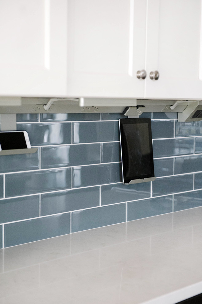 Kitchen - transitional kitchen idea in Denver