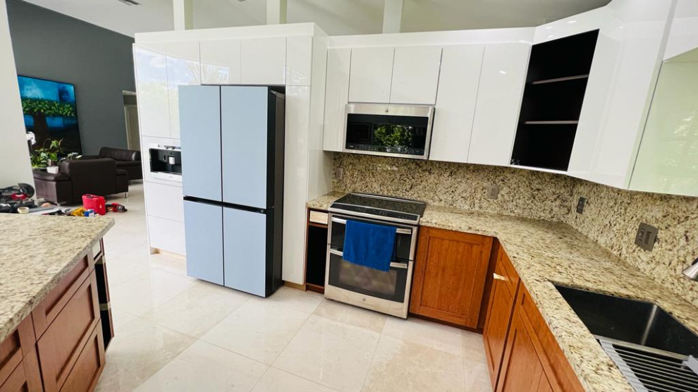 Große Moderne Küche in U-Form mit Vorratsschrank und Schrankfronten im Shaker-Stil in Miami