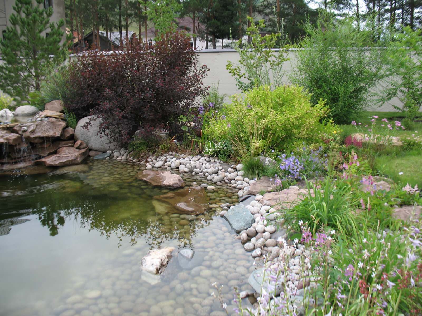 Декоративный загородный сад.