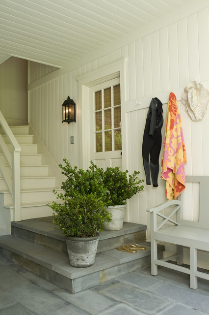 Rustic Canyon New Home klassicheskiy-prihozhaya