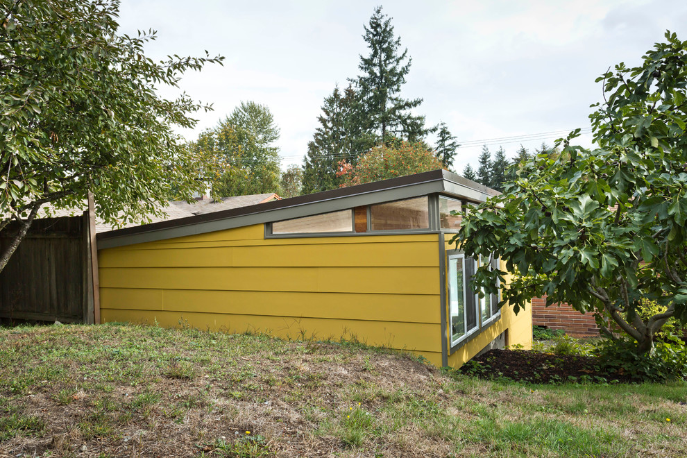 Photo of a mid-sized midcentury detached studio in Seattle.