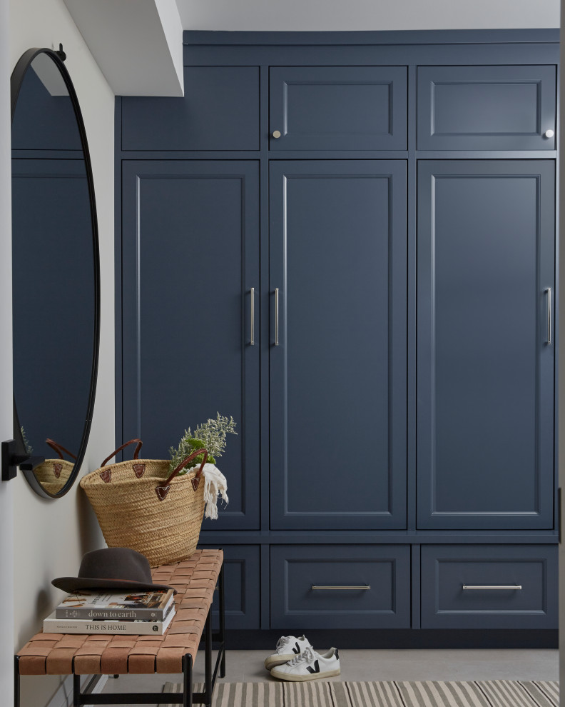 Example of a transitional entryway design in Toronto