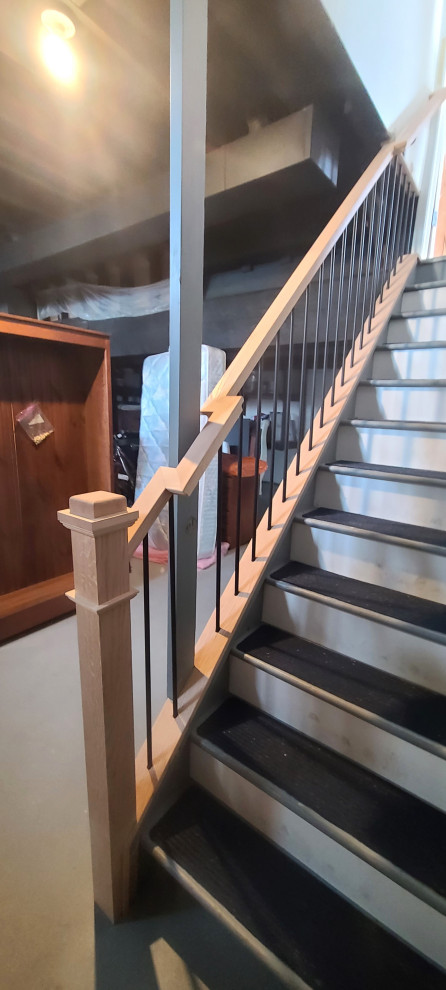 На фото: маленькая прямая деревянная лестница в современном стиле с деревянными ступенями и перилами из смешанных материалов для на участке и в саду с