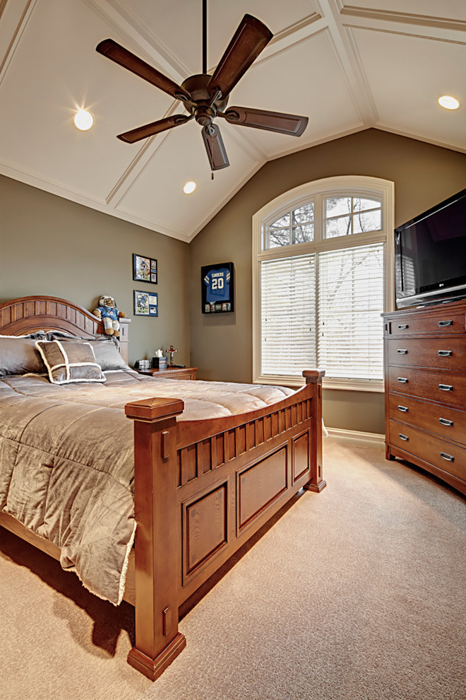 This is an example of a mid-sized traditional guest bedroom in Detroit with beige walls and carpet.