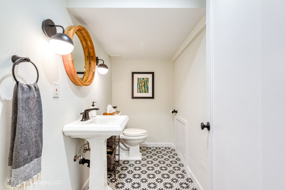 ポートランドにある低価格の小さなトランジショナルスタイルのおしゃれなバスルーム (浴槽なし) (分離型トイレ、白い壁、磁器タイルの床、ペデスタルシンク、洗面台1つ) の写真