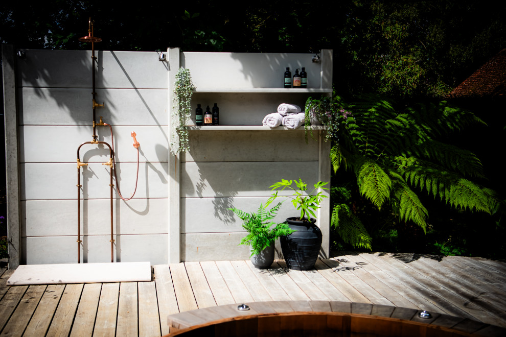 Esempio di un grande giardino minimalista esposto a mezz'ombra dietro casa in primavera con pedane e recinzione in legno