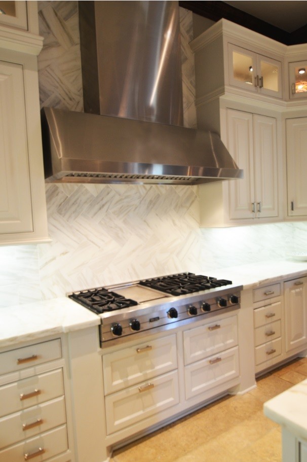 Kitchen - transitional kitchen idea in Dallas