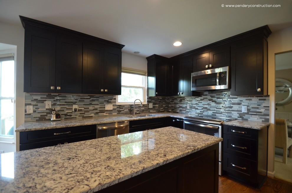 Transitional kitchen photo in Cincinnati