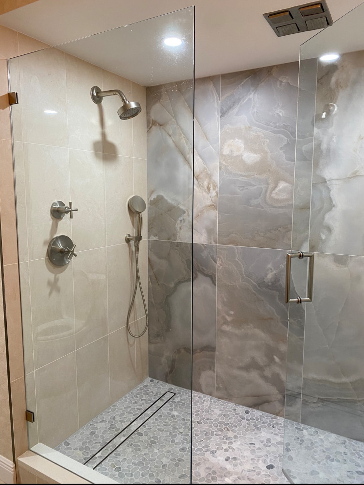 Transitional home design photo in Miami