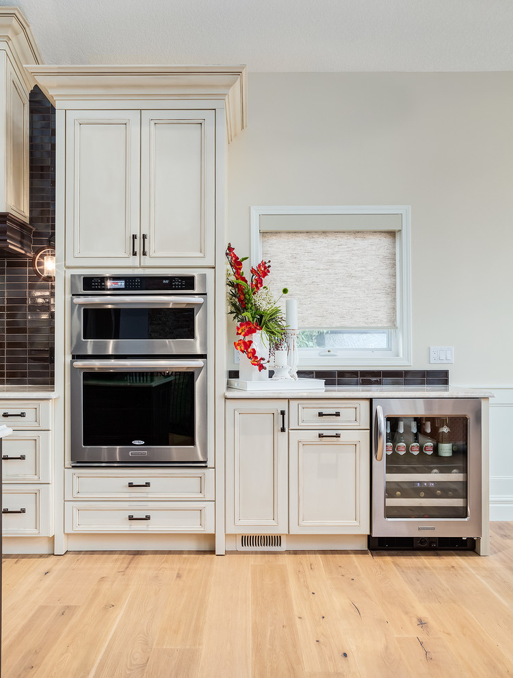 Kitchen - transitional kitchen idea in Calgary