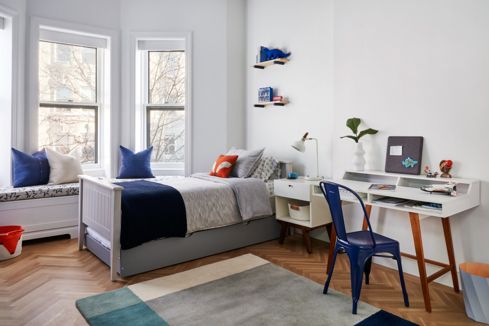 Bild på ett vintage pojkrum kombinerat med sovrum och för 4-10-åringar, med blå väggar, ljust trägolv och beiget golv