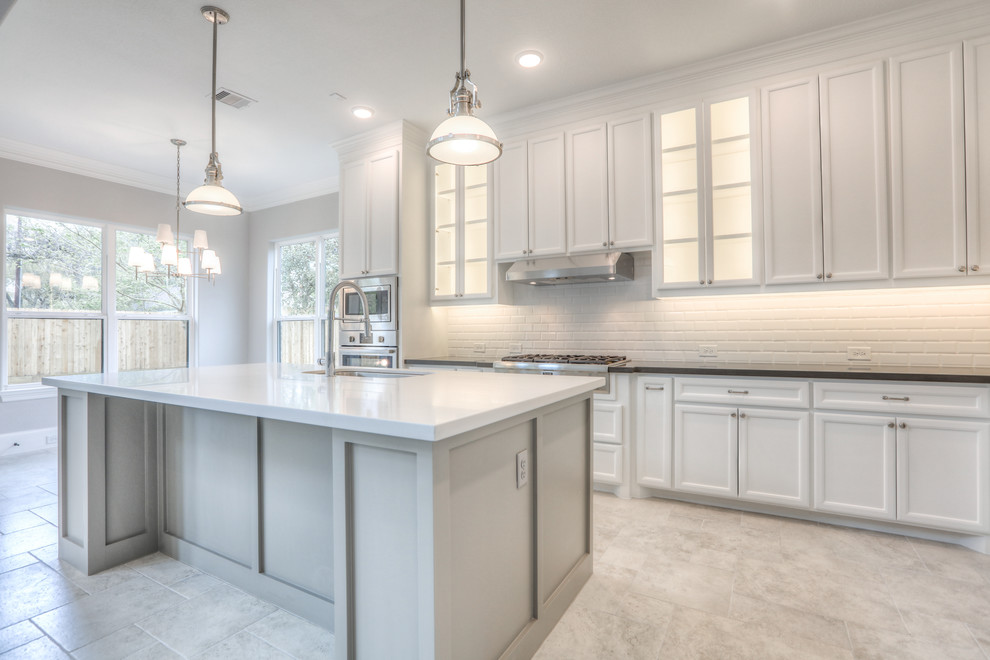 Kitchen - transitional kitchen idea in Houston