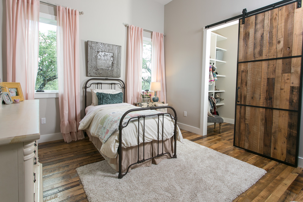 Inspiration for a mid-sized country kids' bedroom for kids 4-10 years old and girls in Austin with grey walls, medium hardwood floors and brown floor.