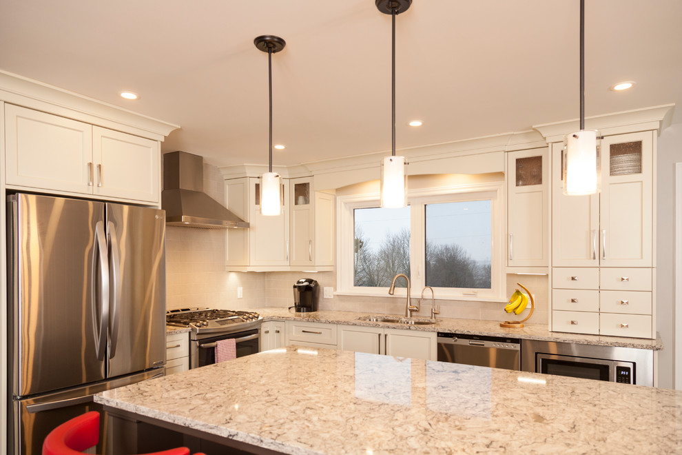 Inspiration for a transitional kitchen remodel in Toronto