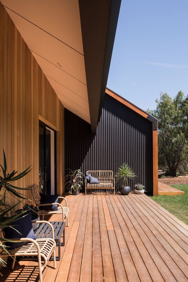 Stealth Farmhouse - Farmhouse - Deck - Perth - by Lurie Building Design ...