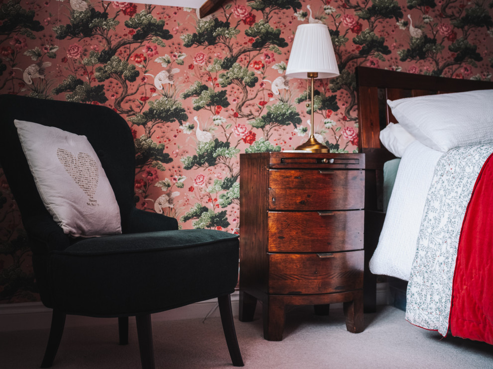 バークシャーにある中くらいなコンテンポラリースタイルのおしゃれな主寝室 (ピンクの壁、カーペット敷き、ベージュの床、三角天井、壁紙) のレイアウト