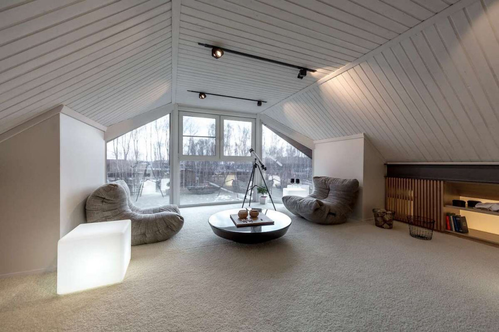 Immagine di un soggiorno design di medie dimensioni e chiuso con sala formale, pareti bianche, moquette, pavimento bianco, soffitto in perlinato e pareti in perlinato