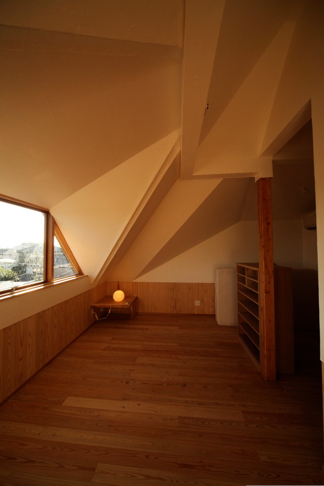 На фото: маленькая хозяйская спальня в скандинавском стиле с белыми стенами, светлым паркетным полом и бежевым полом для на участке и в саду
