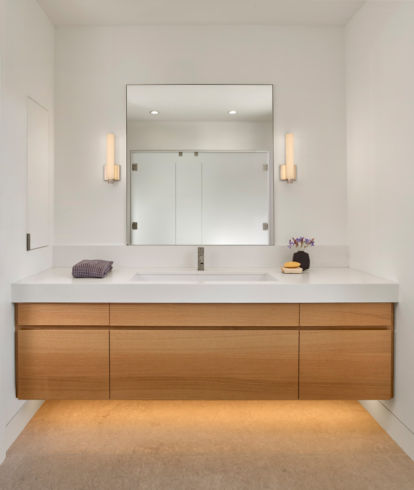 Cette photo montre une salle de bain blanche et bois rétro avec un placard à porte plane, un mur blanc, un lavabo encastré, un plan de toilette blanc, meuble simple vasque et meuble-lavabo suspendu.