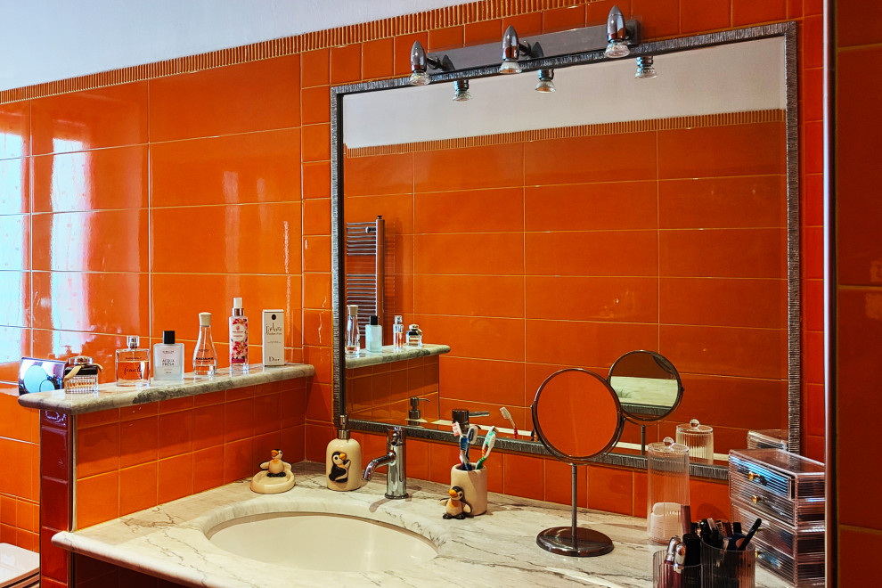Inspiration for a large eclectic 3/4 bathroom in Turin with open cabinets, an alcove shower, a wall-mount toilet, orange tile, porcelain tile, white walls, dark hardwood floors, an undermount sink, marble benchtops, brown floor, a shower curtain, white benchtops, a single vanity and a floating vanity.