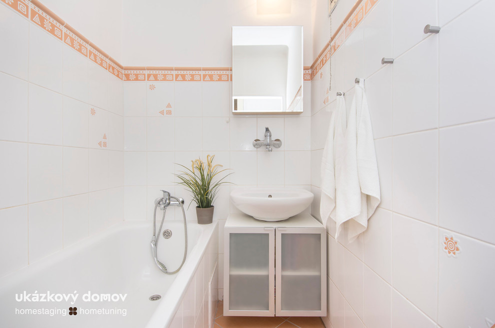 Immagine di una piccola stanza da bagno contemporanea con vasca da incasso, piastrelle bianche, piastrelle in ceramica, pareti bianche, pavimento con piastrelle in ceramica e lavabo sospeso