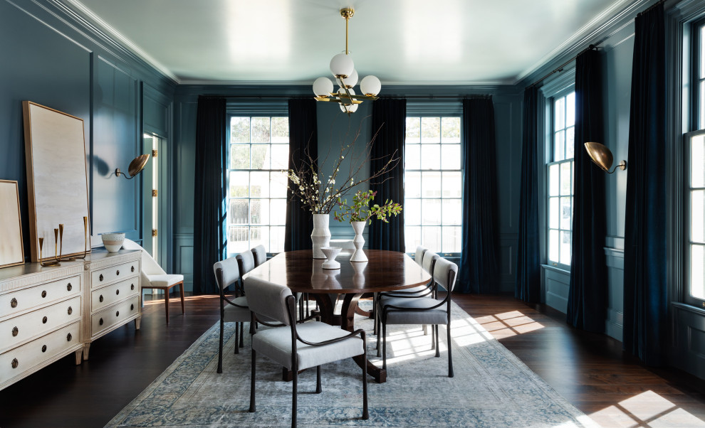 Пример оригинального дизайна: отдельная столовая в стиле неоклассика (современная классика) с синими стенами, темным паркетным полом, коричневым полом и панелями на стенах