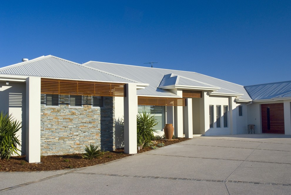 Photo of a large modern one-storey white exterior in Sydney.