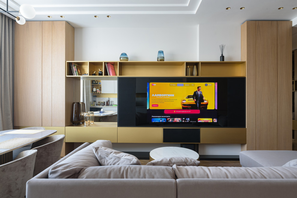 Idéer för mellanstora funkis öppna hemmabior, med gula väggar, mellanmörkt trägolv och en inbyggd mediavägg