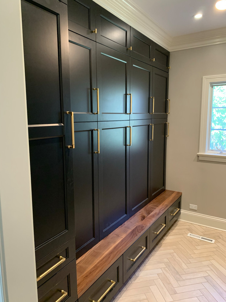 Imagen de armario vestidor unisex tradicional renovado pequeño con armarios estilo shaker, puertas de armario negras, suelo de baldosas de porcelana, suelo beige y casetón