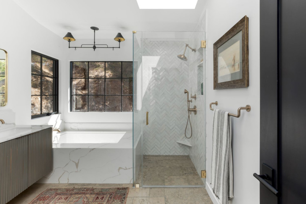 Idée de décoration pour une salle de bain principale champêtre de taille moyenne avec un placard à porte shaker, des portes de placard bleues, une baignoire posée, un espace douche bain, un mur blanc, un sol en carrelage de céramique, un lavabo encastré, un plan de toilette en marbre, un sol blanc, une cabine de douche à porte battante, un plan de toilette blanc, meuble double vasque et meuble-lavabo encastré.