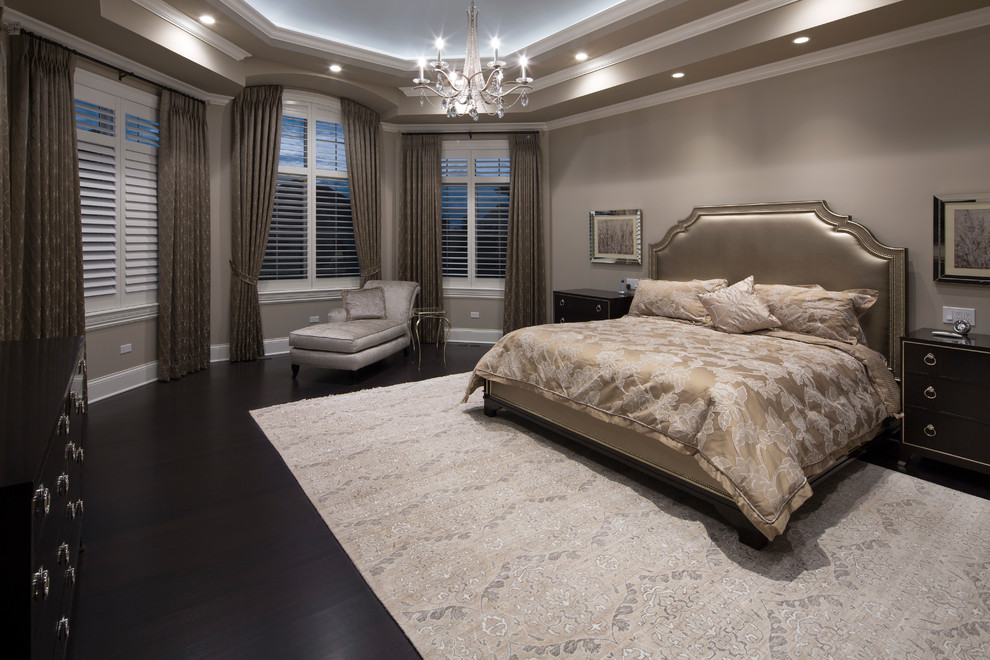 Modelo de dormitorio principal con paredes grises, suelo de madera oscura, suelo marrón y bandeja