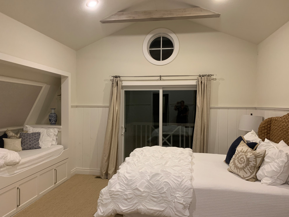Imagen de dormitorio principal y abovedado pequeño con paredes beige, moqueta y suelo beige
