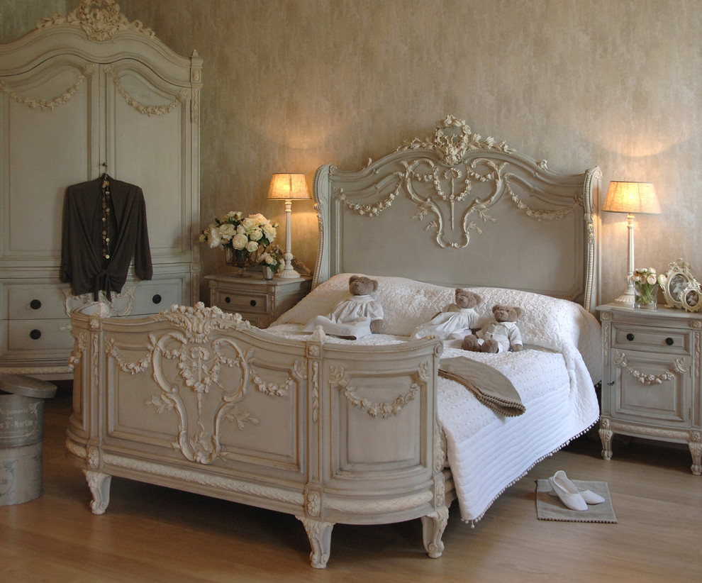 Bedroom - mid-sized shabby-chic style bedroom idea in Sussex