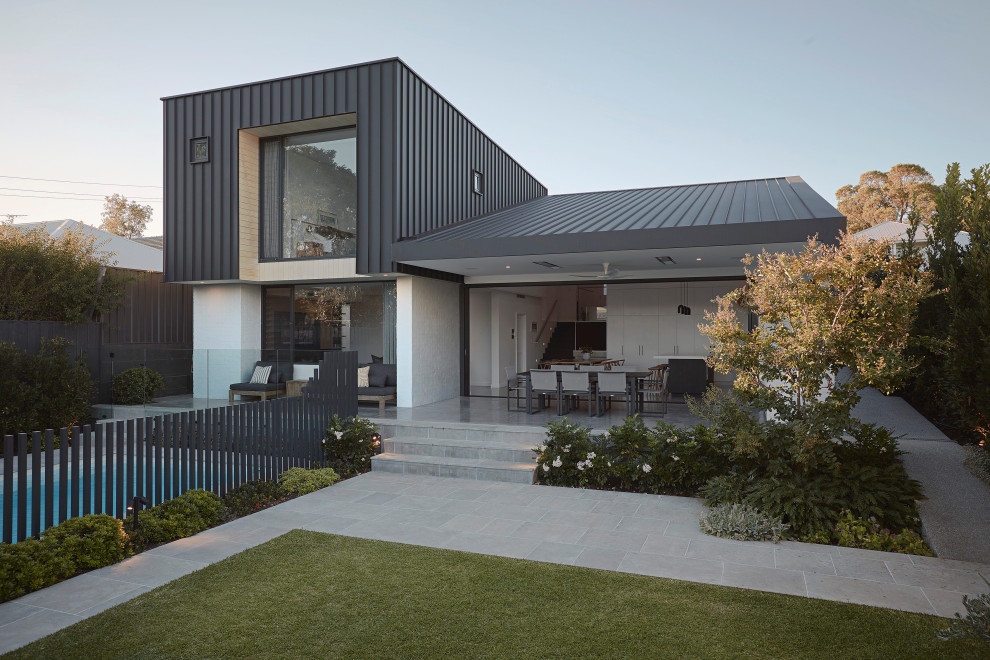 Mittelgroßes Modernes Einfamilienhaus mit bunter Fassadenfarbe, Pultdach, Blechdach und schwarzem Dach in Perth