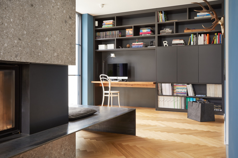 Design ideas for a contemporary home office in Munich.