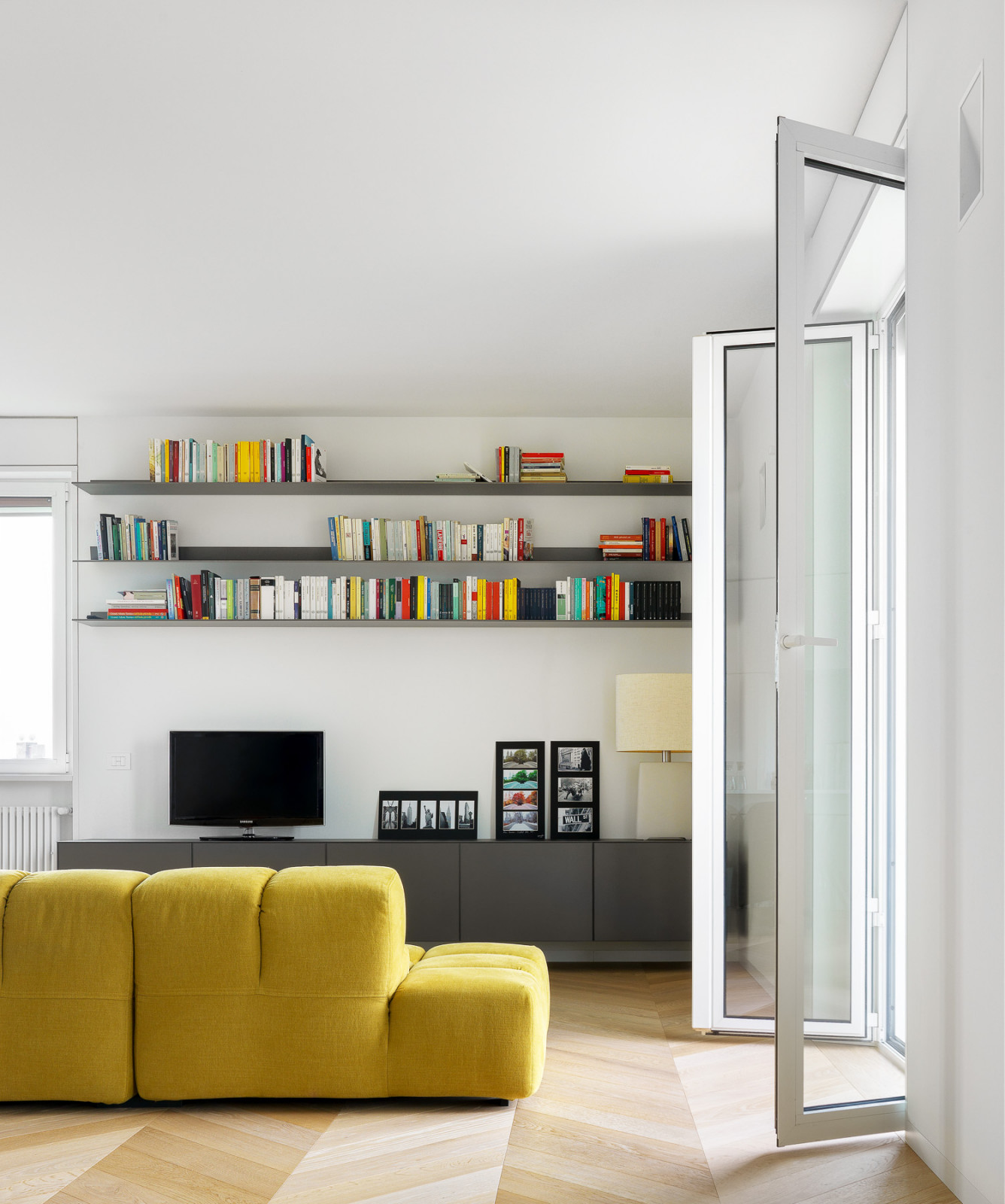 Minimalist italian apartment