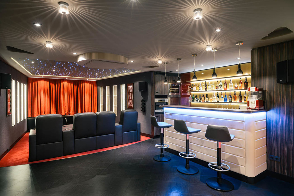 Großes, Offenes Modernes Heimkino mit grauer Wandfarbe, Teppichboden und Leinwand in Berlin