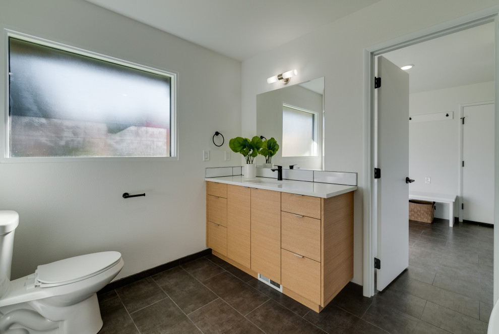 Пример оригинального дизайна: большая главная ванная комната в стиле ретро с плоскими фасадами, столешницей из искусственного кварца, тумбой под одну раковину и встроенной тумбой